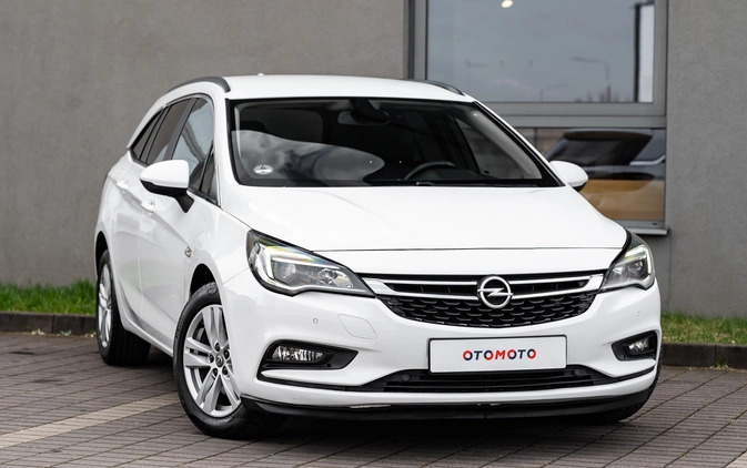 Opel Astra cena 39900 przebieg: 182000, rok produkcji 2017 z Radom małe 704